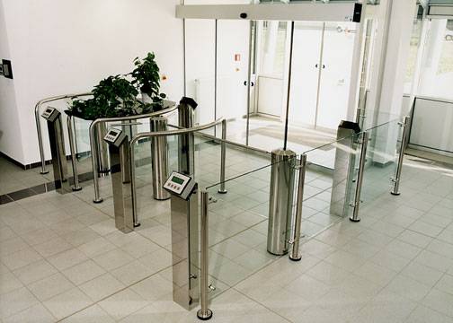Роторный турникет Gunnebo GlasStile S со створкой