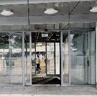 Автоматическая раздвижная дверь dormakaba ST FLEX, двухстворчатая, с сенсором M-507 и кнопкой K3