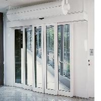 Автоматическая раздвижная дверь dormakaba TST FLEX, двухстворчатая телескопическая, с боковым экраном