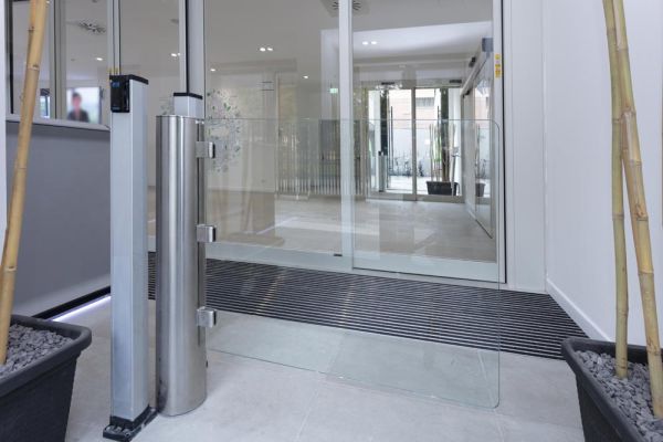 Моторизованная калитка Magnetic mSwing с стеклянной створкой 994x1000 мм Моторизованная калитка Magnetic mSwing с стеклянной створкой 994x1000 мм