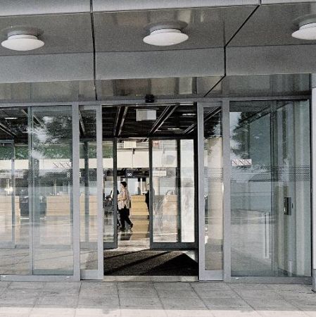 Автоматическая раздвижная дверь dormakaba ST FLEX, двухстворчатая, с сенсором M-507 и кнопкой K3