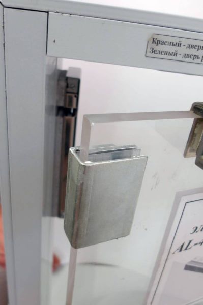 Электромагнитный замок "защелка" AL-250UZ с монтажным комплектом на стекло MK AL-250UZ-Glass