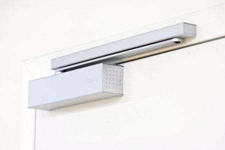 Доводчик дверной dormakaba TS93 G BC+DC EN 5-7, серый, по технологии Cam Action
