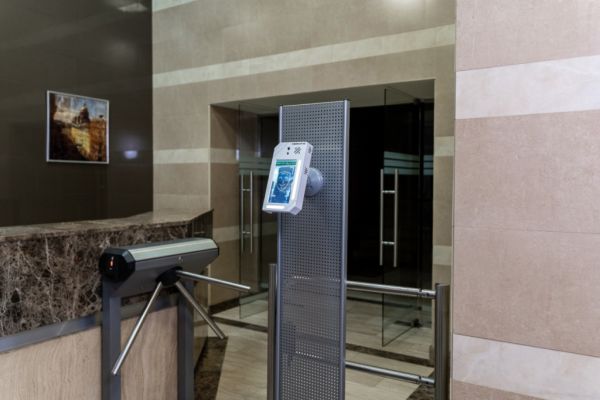 Система учета рабочего времени по распознаванию лиц и карте на базе контроллера ZKTeco на 1 точку доступа через турникет