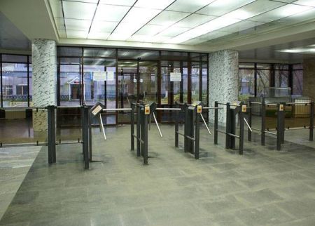 Турникет-трипод PERCo-TTR-04.1E из окрашенной стали, черный с блестками (с планками Антипаника)