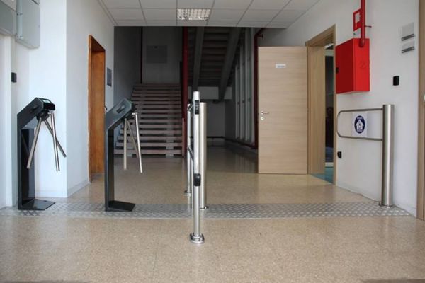 Турникет-трипод PERCo-TTR-04.1E из окршенной стали, черный с блестками (с планками)