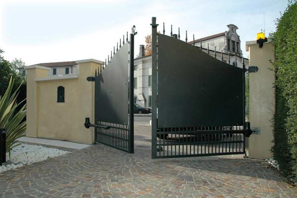 Линейный самоблокирующийся привод Came KR310D для правой створки Линейный самоблокирующийся привод Came KR310D для правой створки