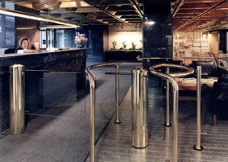 Роторный турникет Gunnebo GlasStile S со створкой