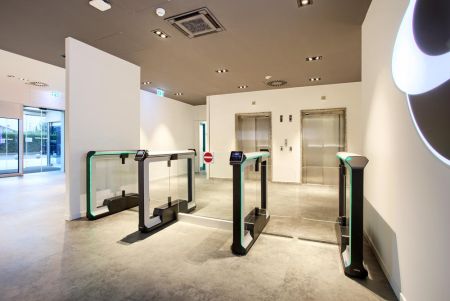 Распашной двухпроходной турникет Magnetic mWing с закаленными створками 600 мм Распашной двухпроходной турникет Magnetic mWing с закаленными створками 600 мм